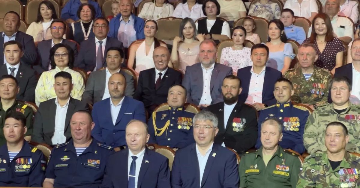 В продолжение торжественных мероприятий, посвященных Дню ветеранов боевых действий, состоялась церемония вручения дипломов участникам региональной программы для ветеранов СВО «Патриоты Бурятии» в культурно-досуговом центре... В продолжение торжественных мероприятий, посвященных Дню ветеранов боевых действий, состоялась церемония вручения дипломов участникам региональной программы для ветеранов СВО «Патриоты Бурятии» в культурно-досуговом центре...