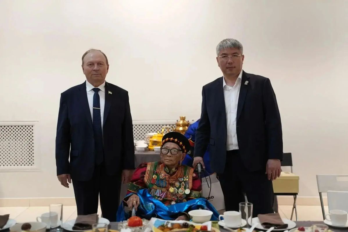 102-летняя участница боёв на Халхин-Голе приехала на «Алтаргану» в Бурятию 102-летняя участница боёв на Халхин-Голе приехала на «Алтаргану» в Бурятию