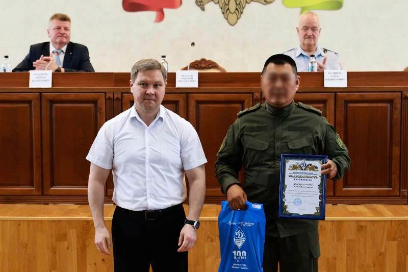 В Улан-Удэ сотруднику СОБР присвоено звание «Почетный динамовец» В Улан-Удэ сотруднику СОБР присвоено звание «Почетный динамовец»