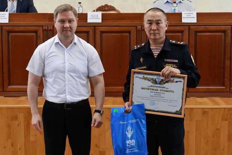 В Улан-Удэ сотруднику СОБР присвоено звание «Почетный динамовец» В Улан-Удэ сотруднику СОБР присвоено звание «Почетный динамовец»