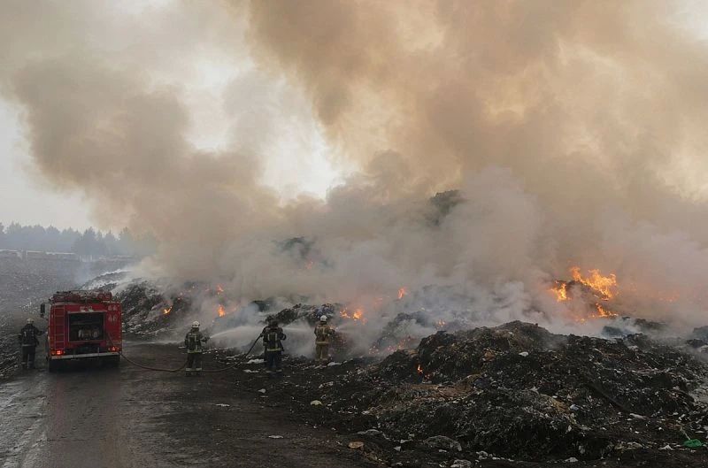 В Закаменске загорелась свалка: дым идет в сторону города
