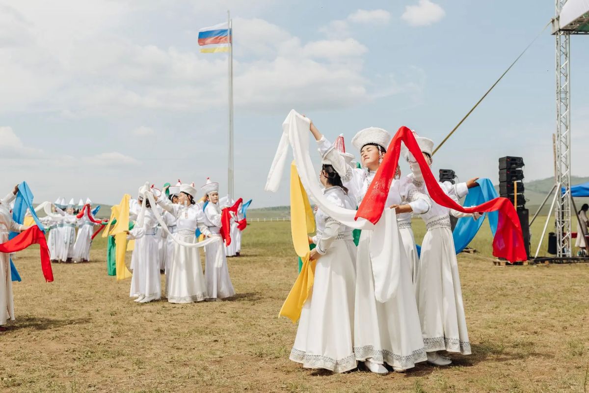 Сегодня на ипподроме Янгажинского дацана открыли конные скачки «Мори Урилдаан» в рамках XVI Международного бурятского национального фестиваля «Алтаргана-2026» Сегодня на ипподроме Янгажинского дацана открыли конные скачки «Мори Урилдаан» в рамках XVI Международного бурятского национального фестиваля «Алтаргана-2026»