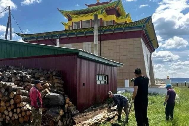 Сотрудники вневедомственной охраны благоустроили Эгитуйский дацан в Еравнинском районе Сотрудники вневедомственной охраны благоустроили Эгитуйский дацан в Еравнинском районе