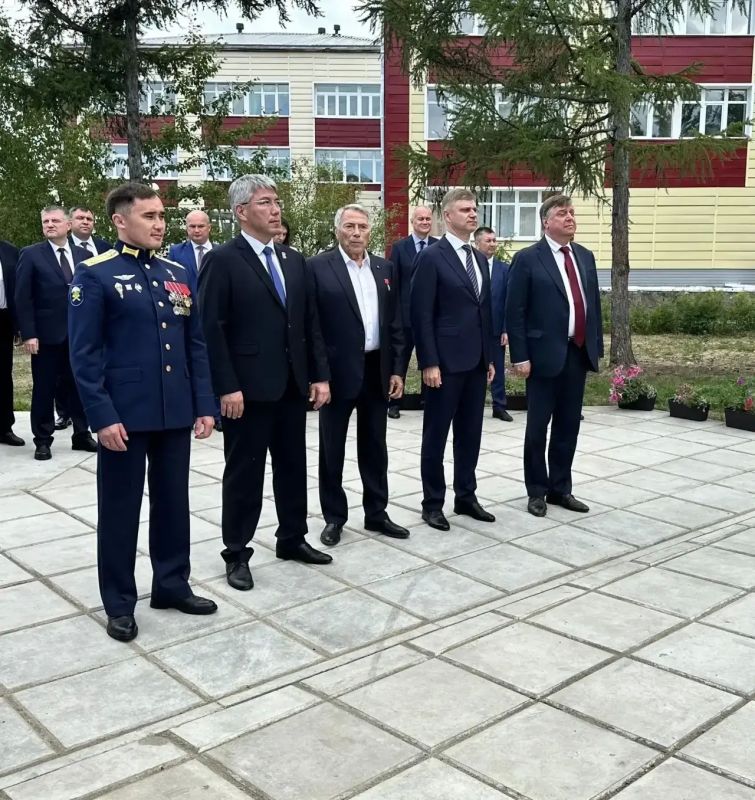 В Северобайкальске открыли памятник строителям БАМа В Северобайкальске открыли памятник строителям БАМа