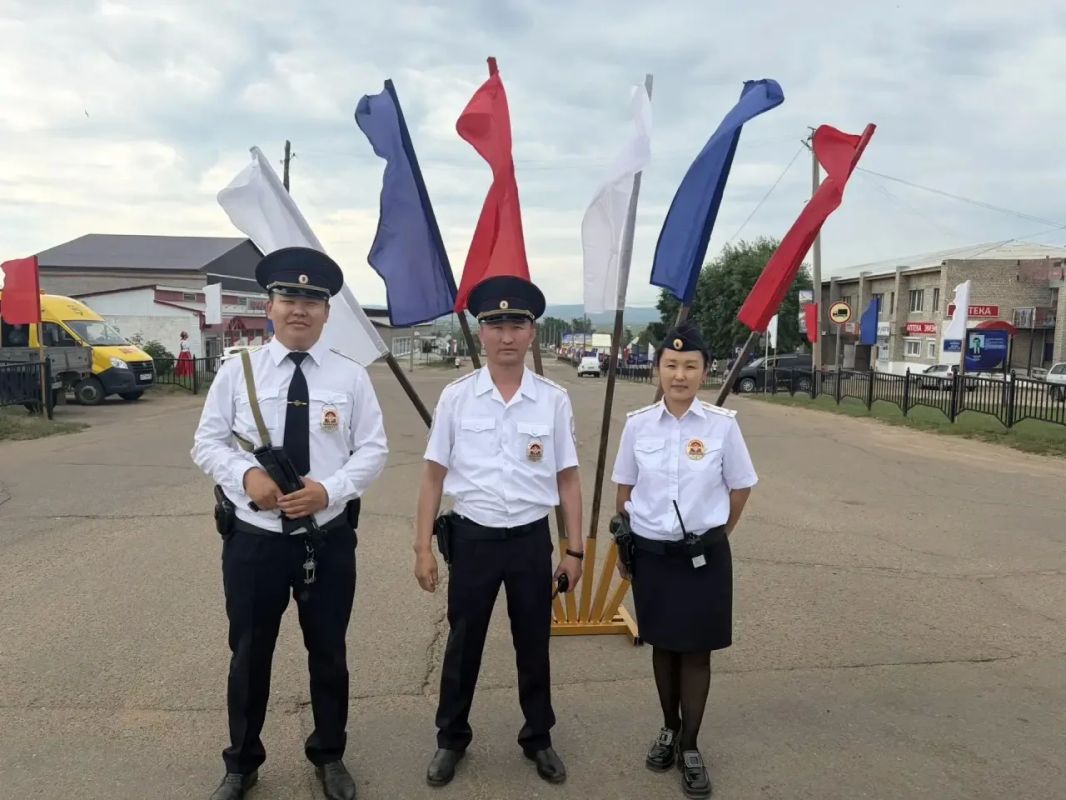 Сотрудники полиции обеспечили охрану общественного порядка во время проведения праздничных мероприятий, приуроченных 85-годовщине со дня образования Кижингинского района Сотрудники полиции обеспечили охрану общественного порядка во время проведения праздничных мероприятий, приуроченных 85-годовщине со дня образования Кижингинского района