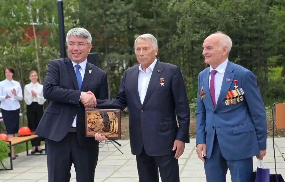 В Северобайкальске открыли памятник строителям БАМа В Северобайкальске открыли памятник строителям БАМа