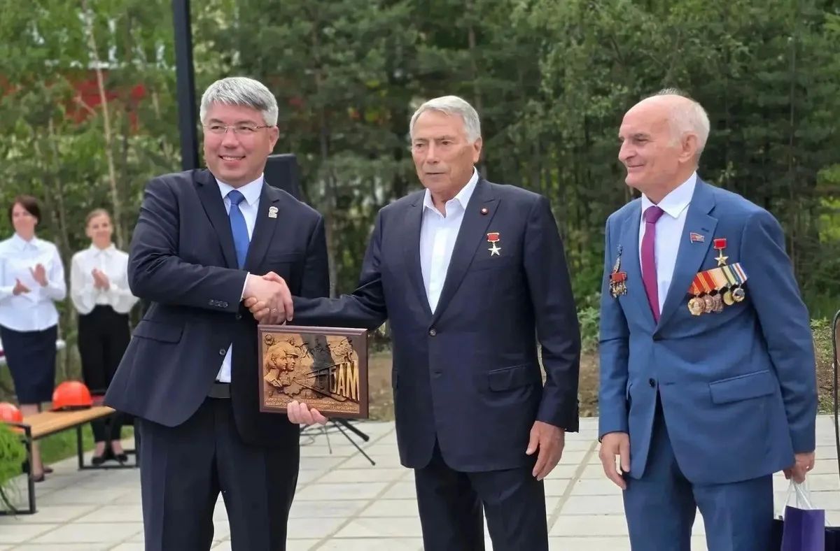 В Северобайкальске открыли памятник строителям БАМа В Северобайкальске открыли памятник строителям БАМа