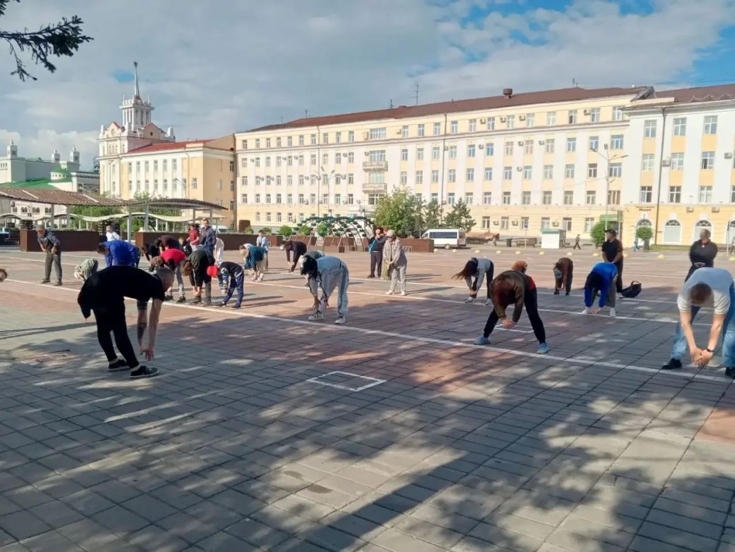 Продолжаем утро с традиционной зарядки! Продолжаем утро с традиционной зарядки!