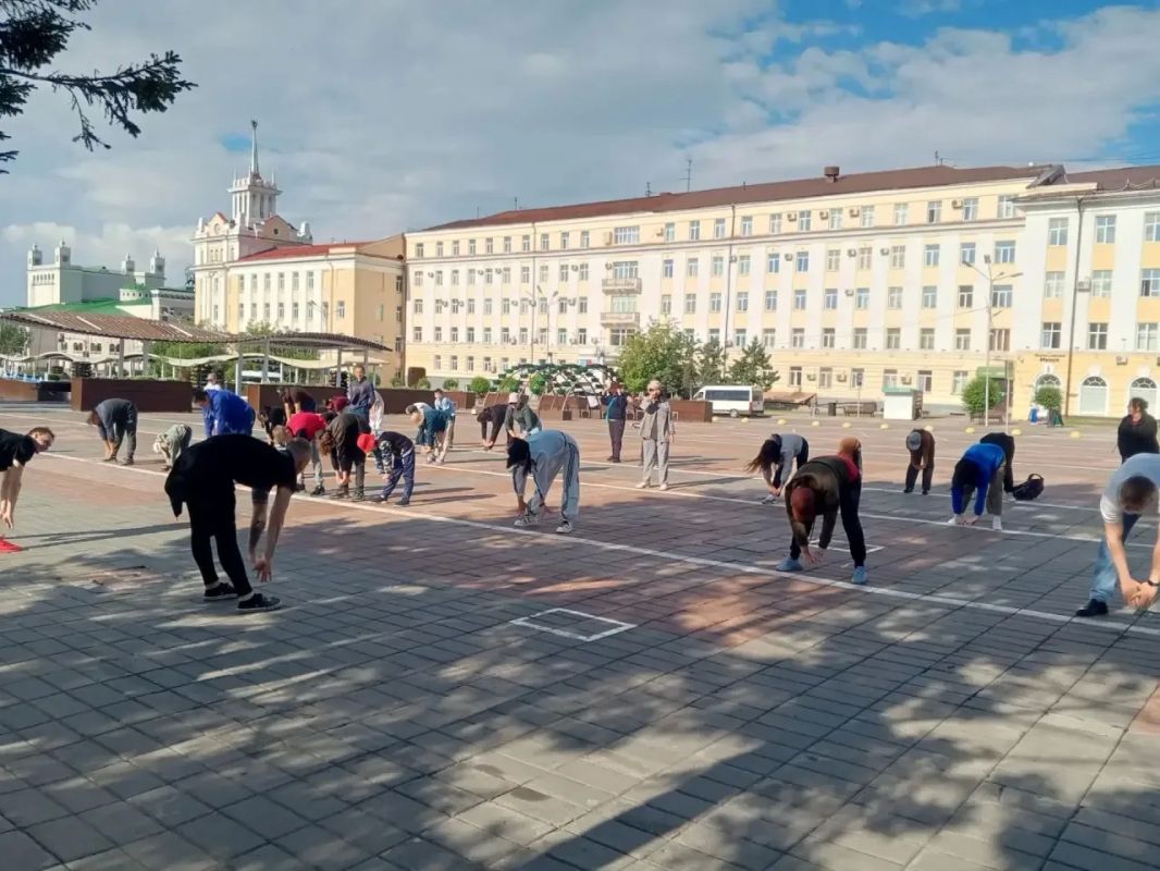 Продолжаем утро с традиционной зарядки! Продолжаем утро с традиционной зарядки!
