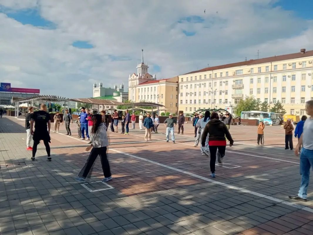 Продолжаем утро с традиционной зарядки! Продолжаем утро с традиционной зарядки!
