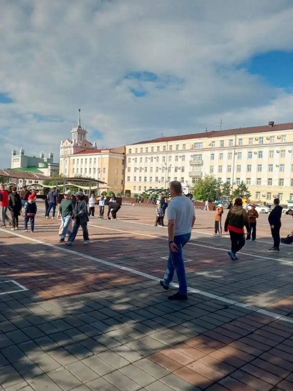 Продолжаем утро с традиционной зарядки! Продолжаем утро с традиционной зарядки!