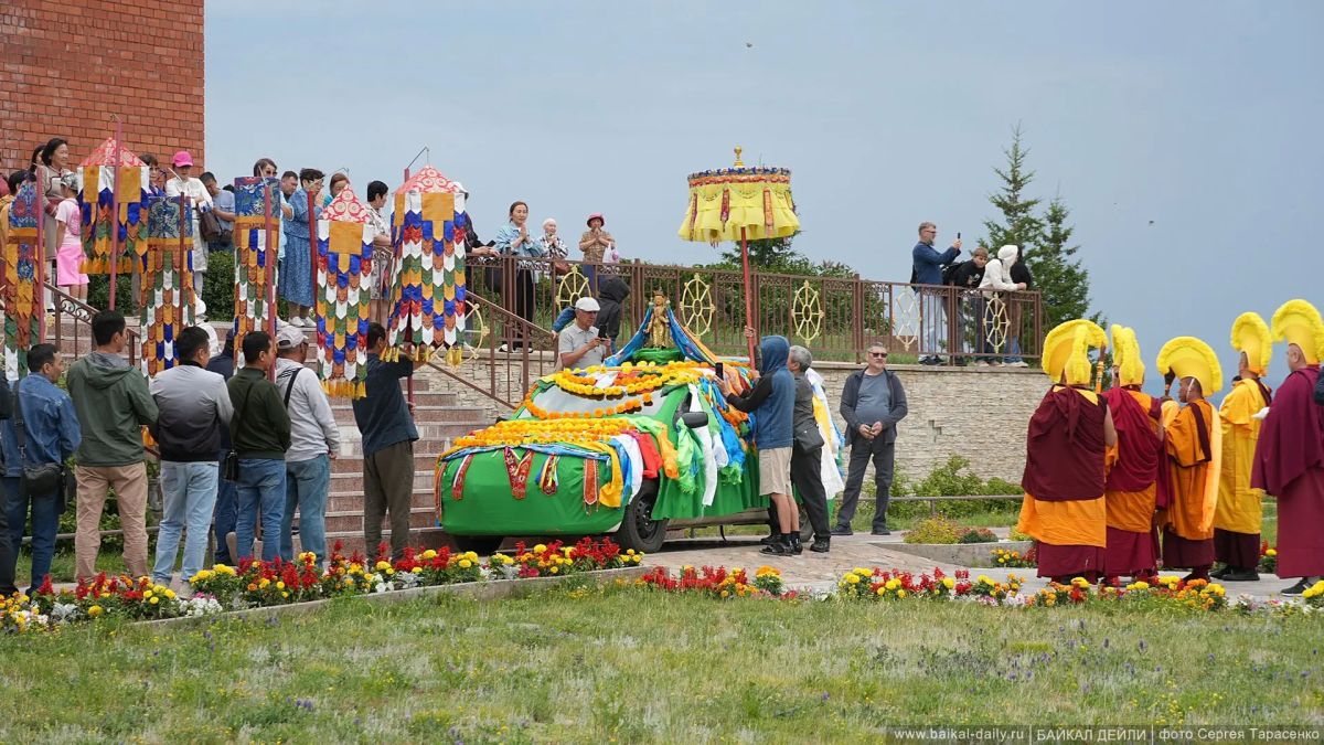 В Улан-Удэ прошла церемония круговращения Майтреи В Улан-Удэ прошла церемония круговращения Майтреи