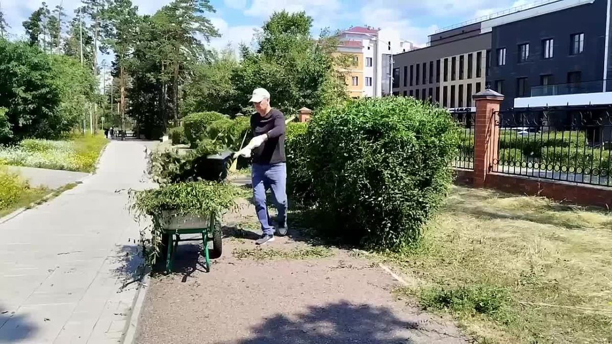 Парки Улан-Удэ ежедневно приводят в порядок