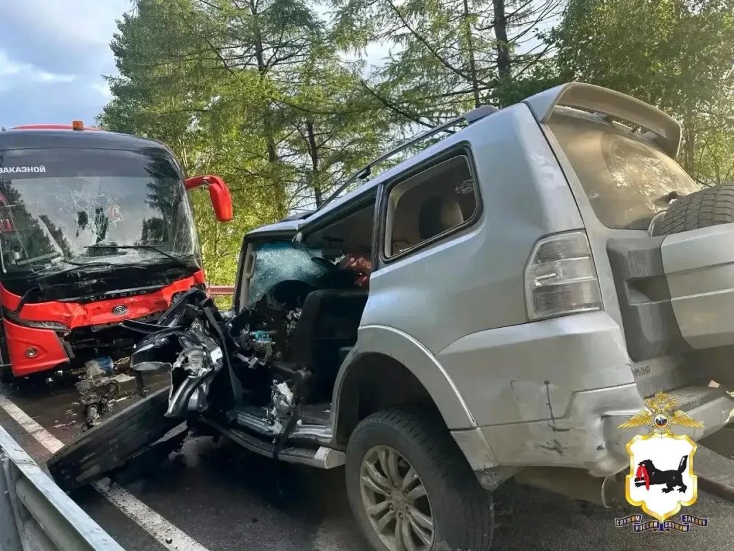 Водитель внедорожника погиб после столкновения с туристическим автобусом на Байкале Водитель внедорожника погиб после столкновения с туристическим автобусом на Байкале