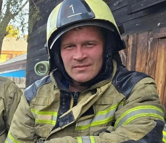 В УланУдэ пожарный спас человека из тонущей машины