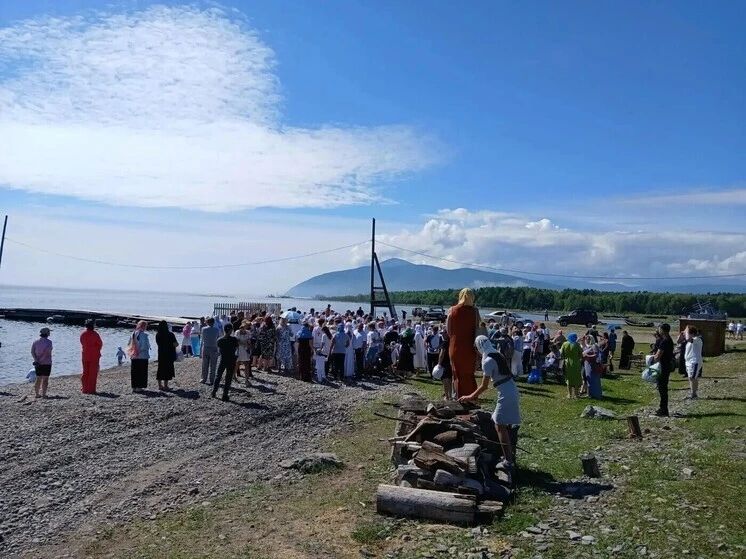 В Бурятии в водах Байкала в День Крещения Руси крестились 96 человек