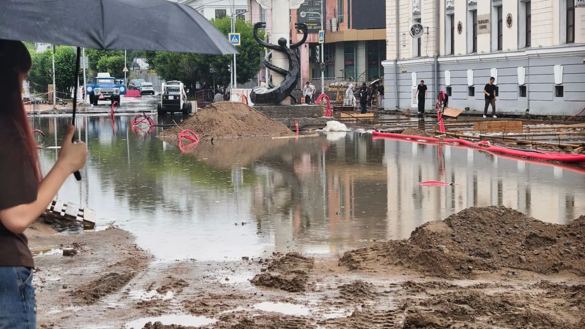 Новый ремонт, старые проблемы: Арбат снова ушёл под воду После дождя огромные лужи образовались на главной пешеходной улице города и пересечении улиц Ленина и Советской. Пешеходам приходится перебираться через воду по... Новый ремонт, старые проблемы: Арбат снова ушёл под воду После дождя огромные лужи образовались на главной пешеходной улице города и пересечении улиц Ленина и Советской. Пешеходам приходится перебираться через воду по...