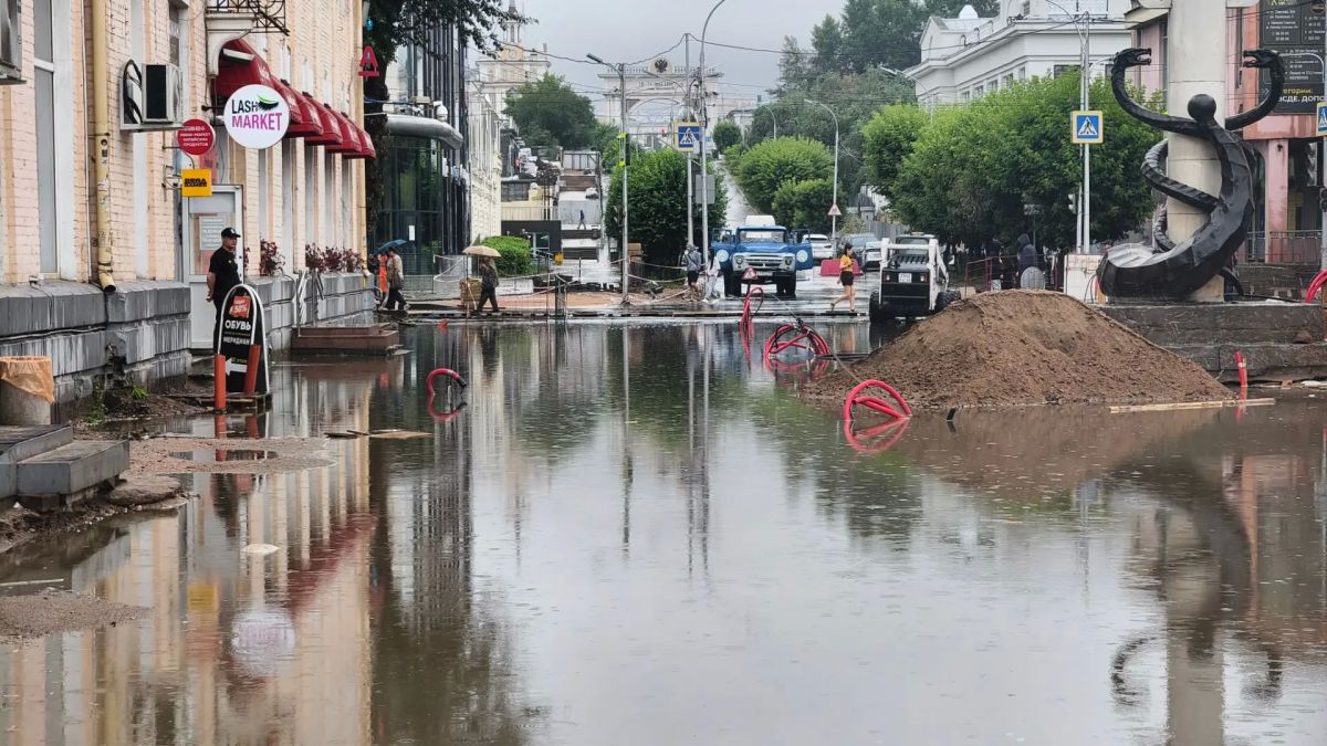 Новый ремонт, старые проблемы: Арбат снова ушёл под воду После дождя огромные лужи образовались на главной пешеходной улице города и пересечении улиц Ленина и Советской. Пешеходам приходится перебираться через воду по... Новый ремонт, старые проблемы: Арбат снова ушёл под воду После дождя огромные лужи образовались на главной пешеходной улице города и пересечении улиц Ленина и Советской. Пешеходам приходится перебираться через воду по...