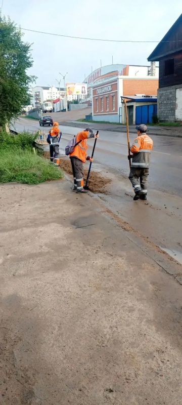 В городе ликвидируют последствия сильного дождя В городе ликвидируют последствия сильного дождя