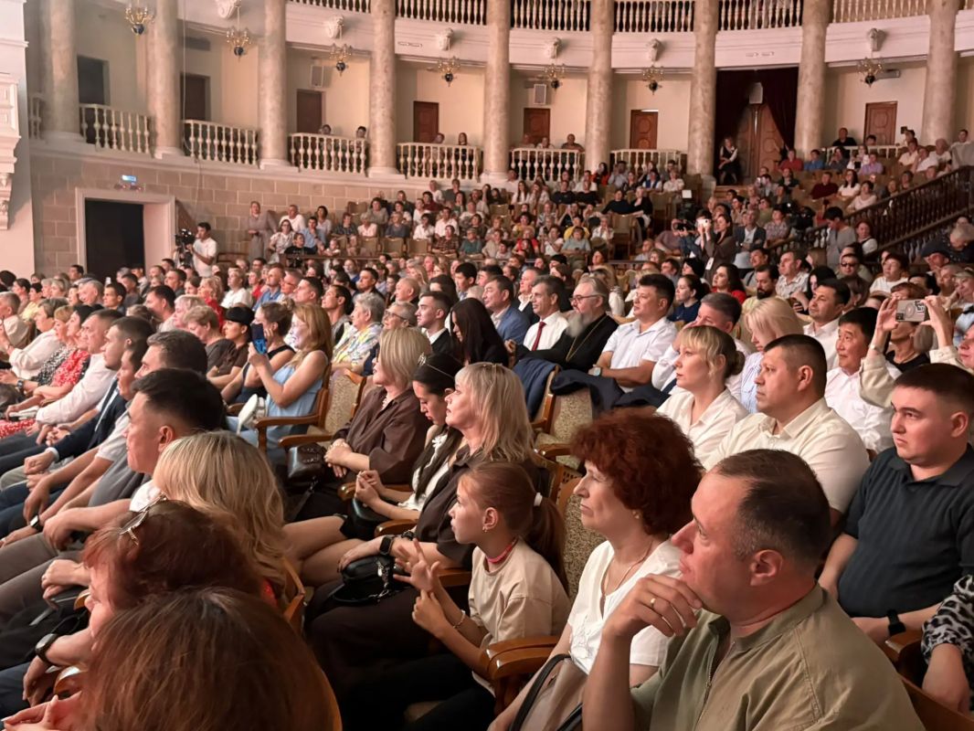 Первые лица Бурятии поздравили работников и ветеранов Улан-Удэнского ЛВРЗ с профессиональным праздником Первые лица Бурятии поздравили работников и ветеранов Улан-Удэнского ЛВРЗ с профессиональным праздником