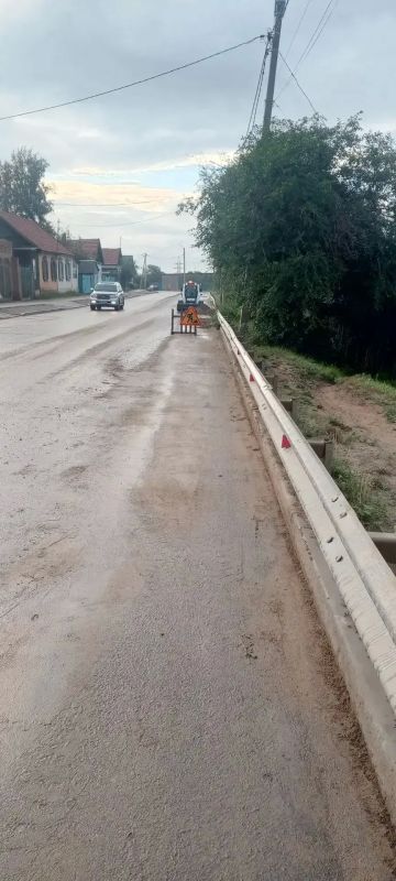 Сотрудники Комбината по благоустройству с раннего утра убирают песок с дорог и чинят размытые грунтовки Сотрудники Комбината по благоустройству с раннего утра убирают песок с дорог и чинят размытые грунтовки