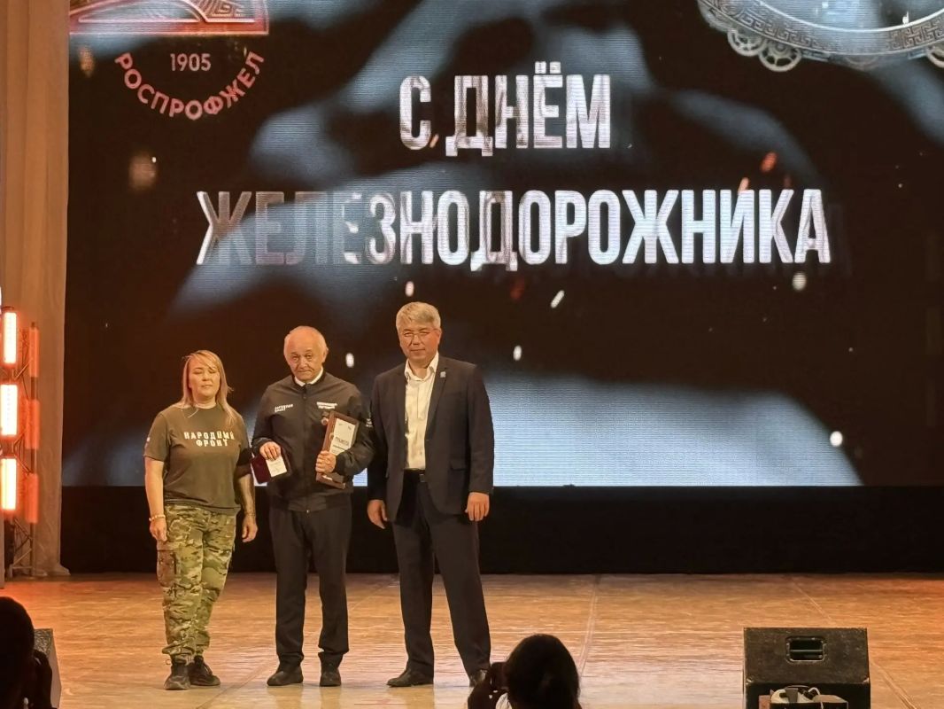 Первые лица Бурятии поздравили работников и ветеранов Улан-Удэнского ЛВРЗ с профессиональным праздником Первые лица Бурятии поздравили работников и ветеранов Улан-Удэнского ЛВРЗ с профессиональным праздником