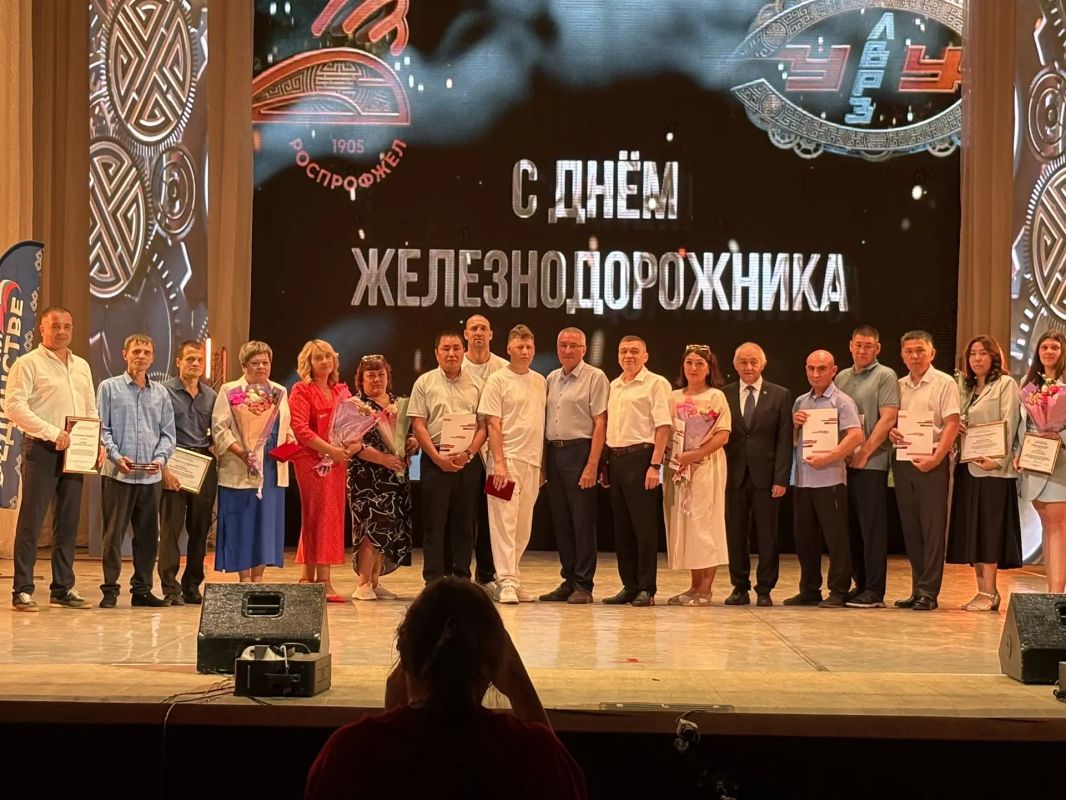 Первые лица Бурятии поздравили работников и ветеранов Улан-Удэнского ЛВРЗ с профессиональным праздником Первые лица Бурятии поздравили работников и ветеранов Улан-Удэнского ЛВРЗ с профессиональным праздником