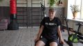 Жмёт «от груди», делает сальто и бьёт по груше