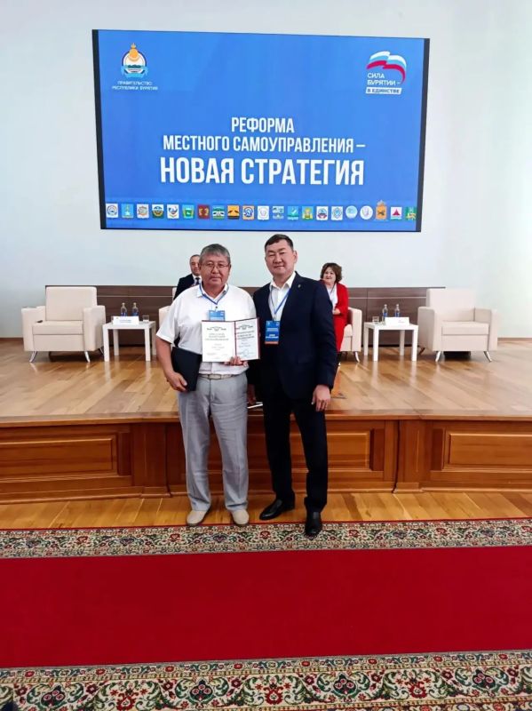 Заместитель Председателя Правительства Республики Бурятия — министр сельского хозяйства Амгалан Дармаев вручил представителям муниципалитетов премию «Служение» и почетную грамоту Правительства Республики Бурятия в рамках... Заместитель Председателя Правительства Республики Бурятия — министр сельского хозяйства Амгалан Дармаев вручил представителям муниципалитетов премию «Служение» и почетную грамоту Правительства Республики Бурятия в рамках...