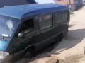 В Улан-Удэ в промоину на дороге провалился микрик