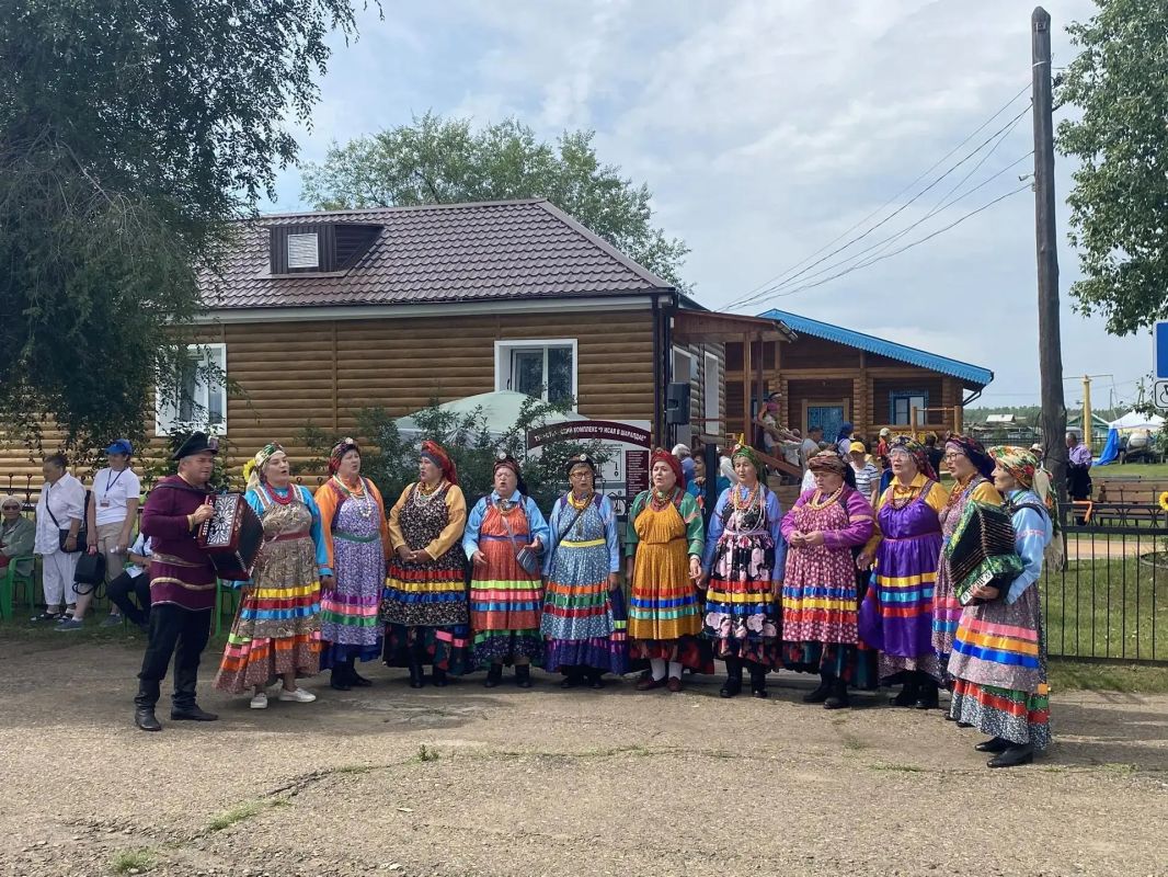 Сотрудники полиции обеспечили охрану общественного порядка во время проведения праздничных мероприятий, приуроченных к 95-летию Исая Калистровича Калашникова Сотрудники полиции обеспечили охрану общественного порядка во время проведения праздничных мероприятий, приуроченных к 95-летию Исая Калистровича Калашникова