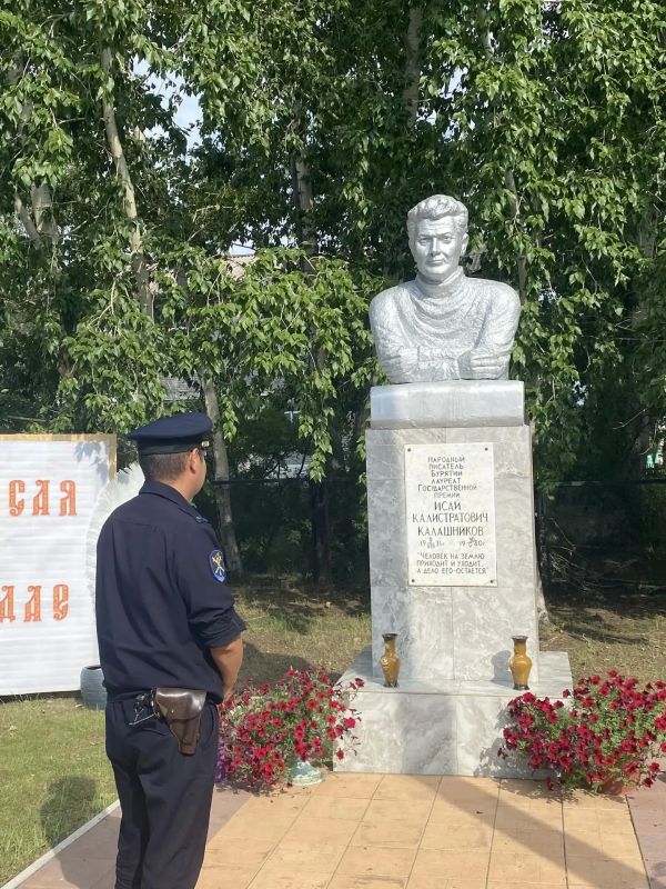 Сотрудники полиции обеспечили охрану общественного порядка во время проведения праздничных мероприятий, приуроченных к 95-летию Исая Калистровича Калашникова Сотрудники полиции обеспечили охрану общественного порядка во время проведения праздничных мероприятий, приуроченных к 95-летию Исая Калистровича Калашникова