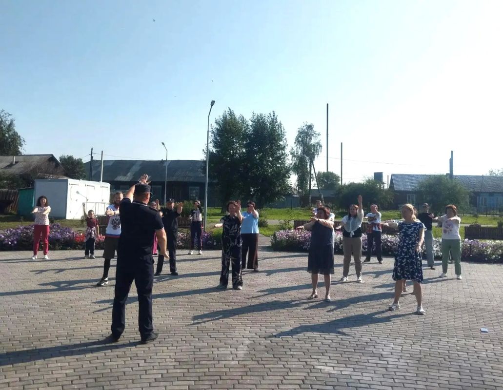 «Зарядка со стражем порядка»: в трёх районах Бурятии полицейские приобщили жителей к спорту «Зарядка со стражем порядка»: в трёх районах Бурятии полицейские приобщили жителей к спорту