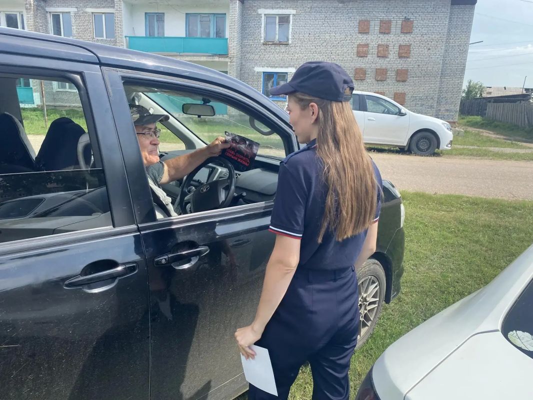 Сотрудники полиции обеспечили охрану общественного порядка во время проведения праздничных мероприятий, приуроченных к 95-летию Исая Калистровича Калашникова Сотрудники полиции обеспечили охрану общественного порядка во время проведения праздничных мероприятий, приуроченных к 95-летию Исая Калистровича Калашникова