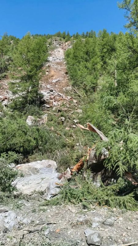Оползень сошел на дорогу в Бурятии