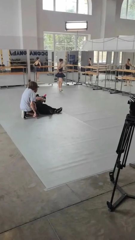 Студентка Бурятского хореографического колледжа Алина Доржу приняла участие в съемках 8-го сезона проекта «Большие и маленькие» Студентка Бурятского хореографического колледжа Алина Доржу приняла участие в съемках 8-го сезона проекта «Большие и маленькие»