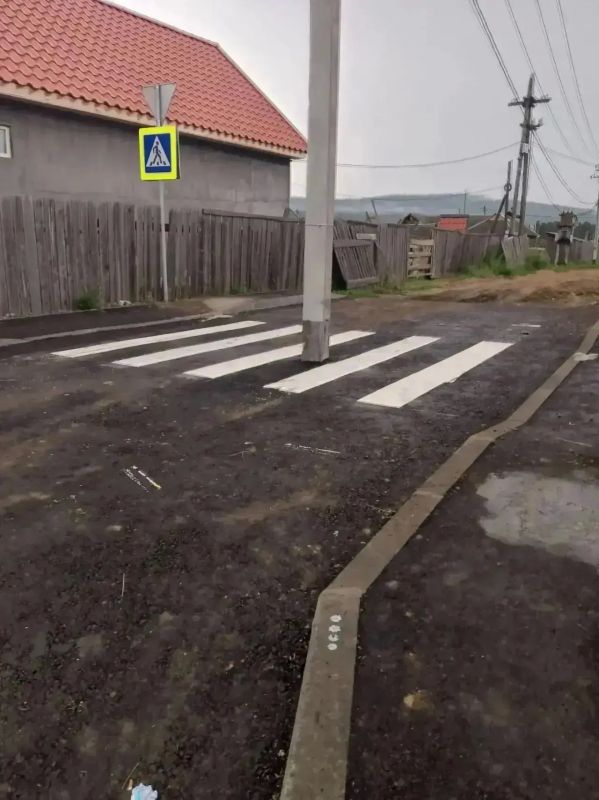 «И та-ак сойдёт!»: столб оставили посреди дороги в Турунтаево