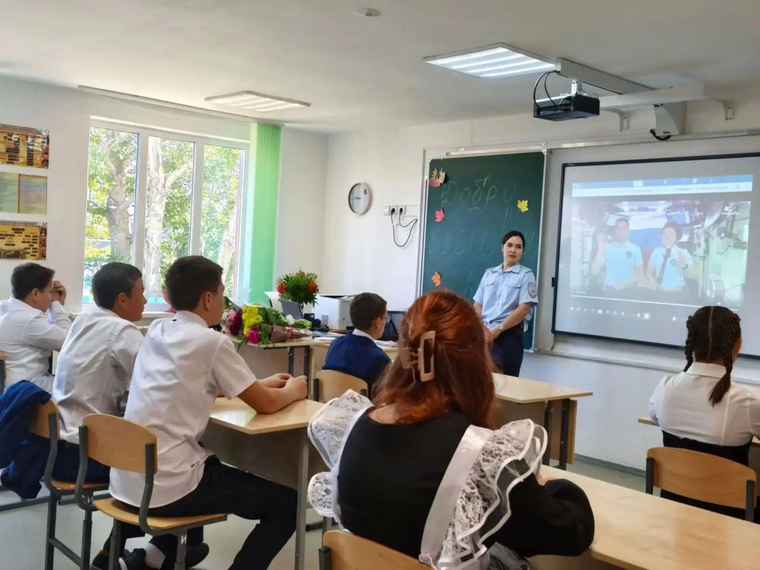 Полицейские Бурятии продолжают поздравлять детей с Днём знаний Полицейские Бурятии продолжают поздравлять детей с Днём знаний