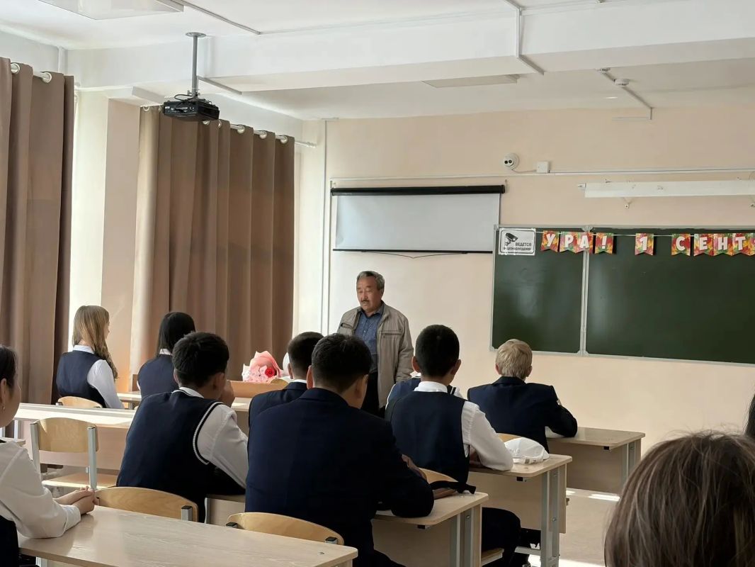 Полицейские Бурятии продолжают поздравлять детей с Днём знаний Полицейские Бурятии продолжают поздравлять детей с Днём знаний