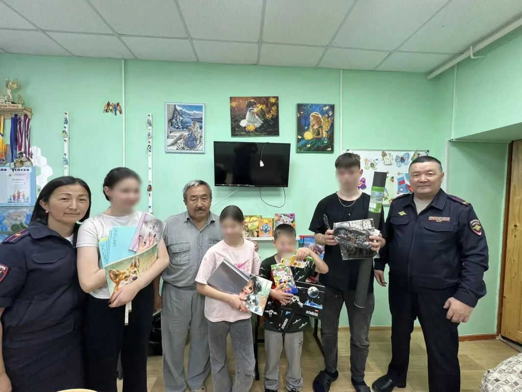Полицейские Бурятии продолжают поздравлять детей с Днём знаний Полицейские Бурятии продолжают поздравлять детей с Днём знаний
