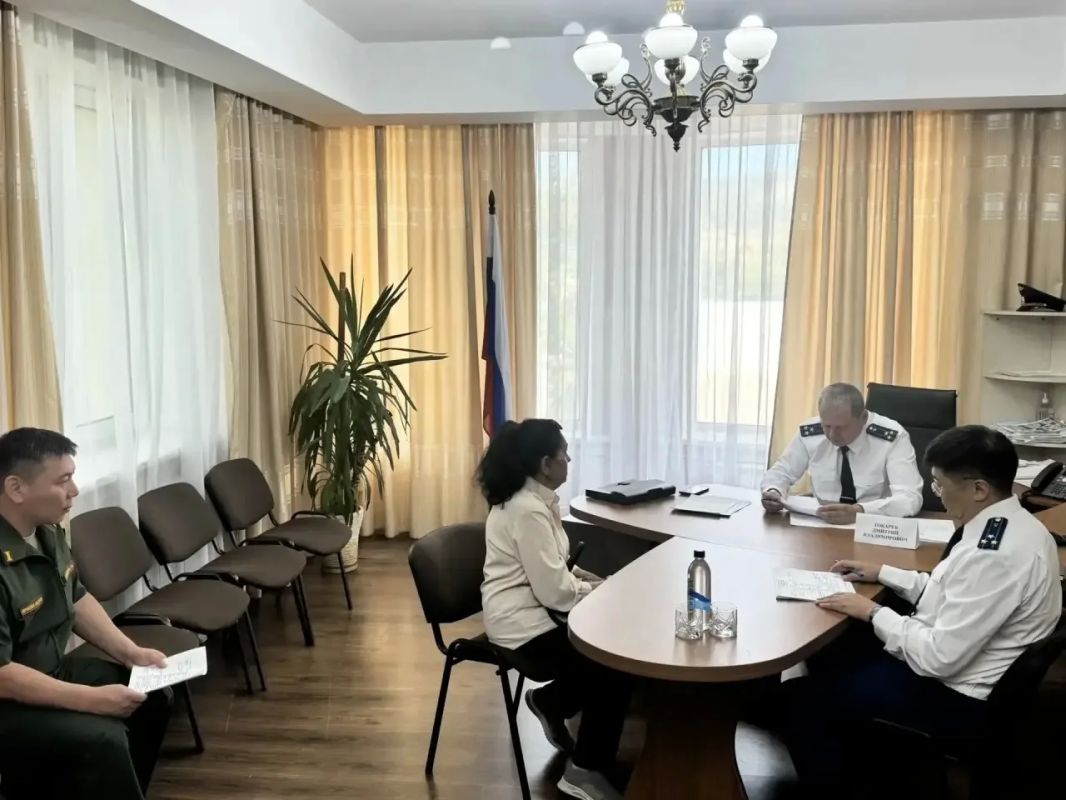 Заместитель прокурора Бурятии провел личный прием граждан в Заиграево Заместитель прокурора Бурятии провел личный прием граждан в Заиграево