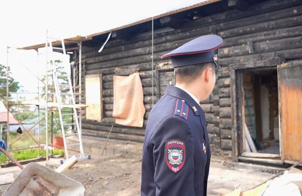 В Улан-Удэ полицейский спас из огня пенсионерку с собакой