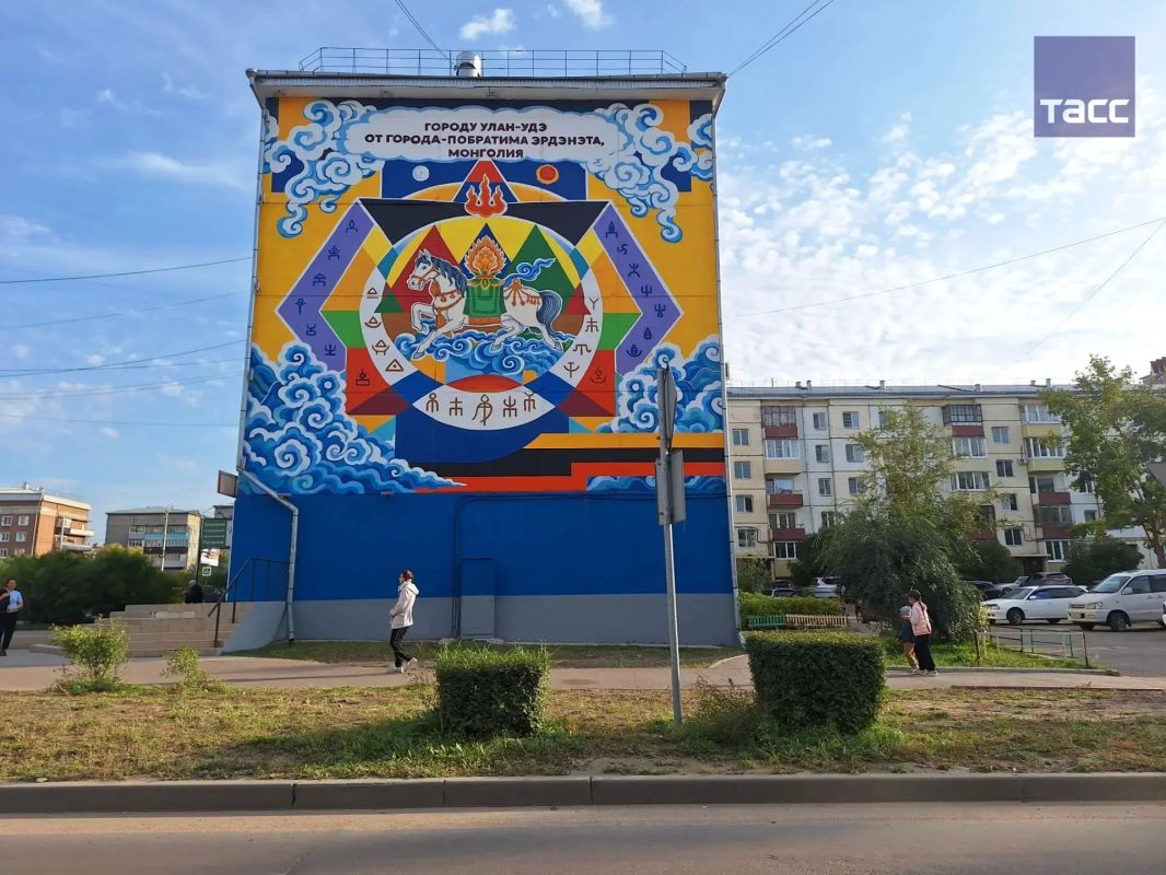Мурал-послание от монгольского города-побратима Эрдэнэта появился на фасаде одного из домов в Улан-Удэ Мурал-послание от монгольского города-побратима Эрдэнэта появился на фасаде одного из домов в Улан-Удэ
