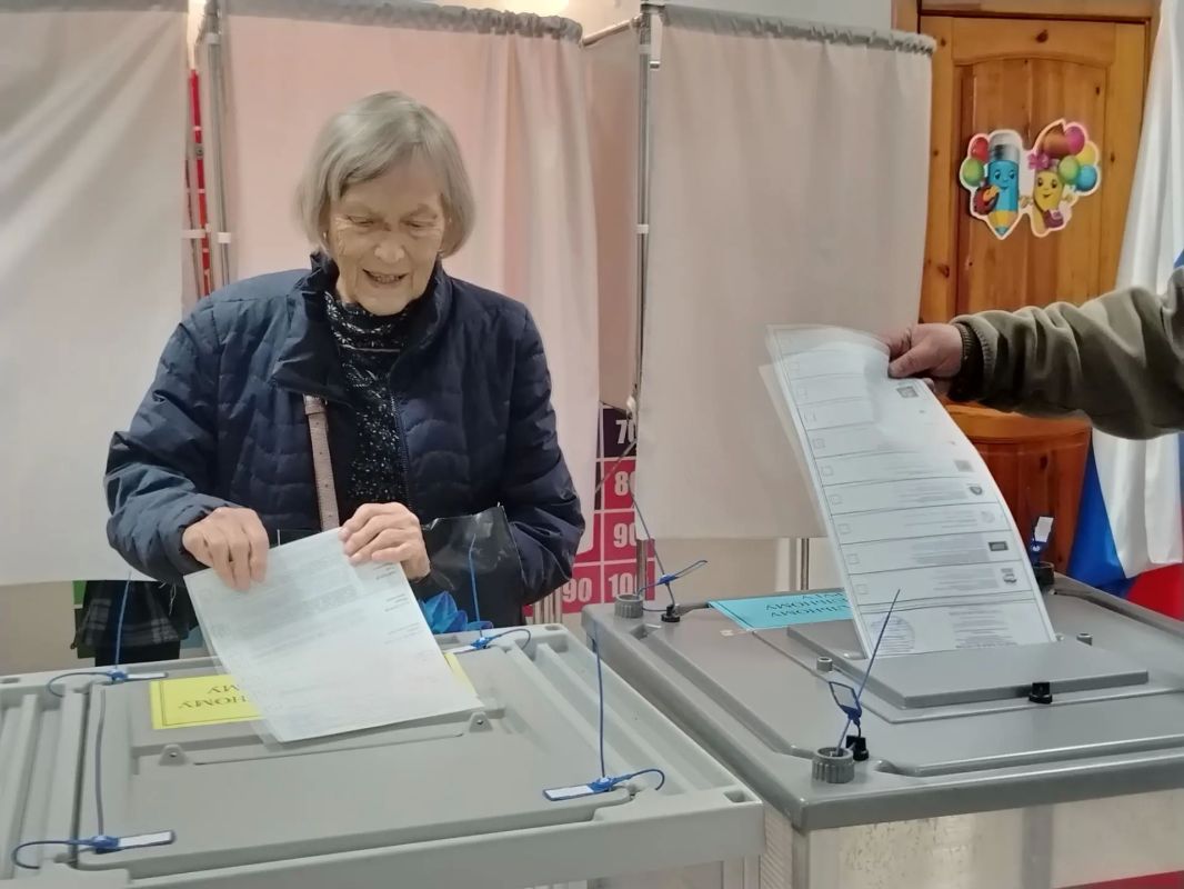 Председатель Улан-Удэнского городского совета депутатов посетил все УИКи своего округа Размеренную работу УИК 706 г. Улан-Удэ, которая разместилась в здании средней школы 51, прервал визит председателя Улан-Удэнского... Председатель Улан-Удэнского городского совета депутатов посетил все УИКи своего округа Размеренную работу УИК 706 г. Улан-Удэ, которая разместилась в здании средней школы 51, прервал визит председателя Улан-Удэнского...