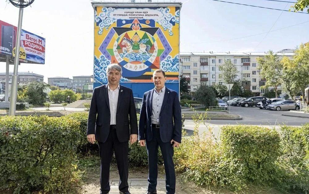 Глава Бурятии и мэр Улан-Удэ сфотографировались на фоне нового мурала