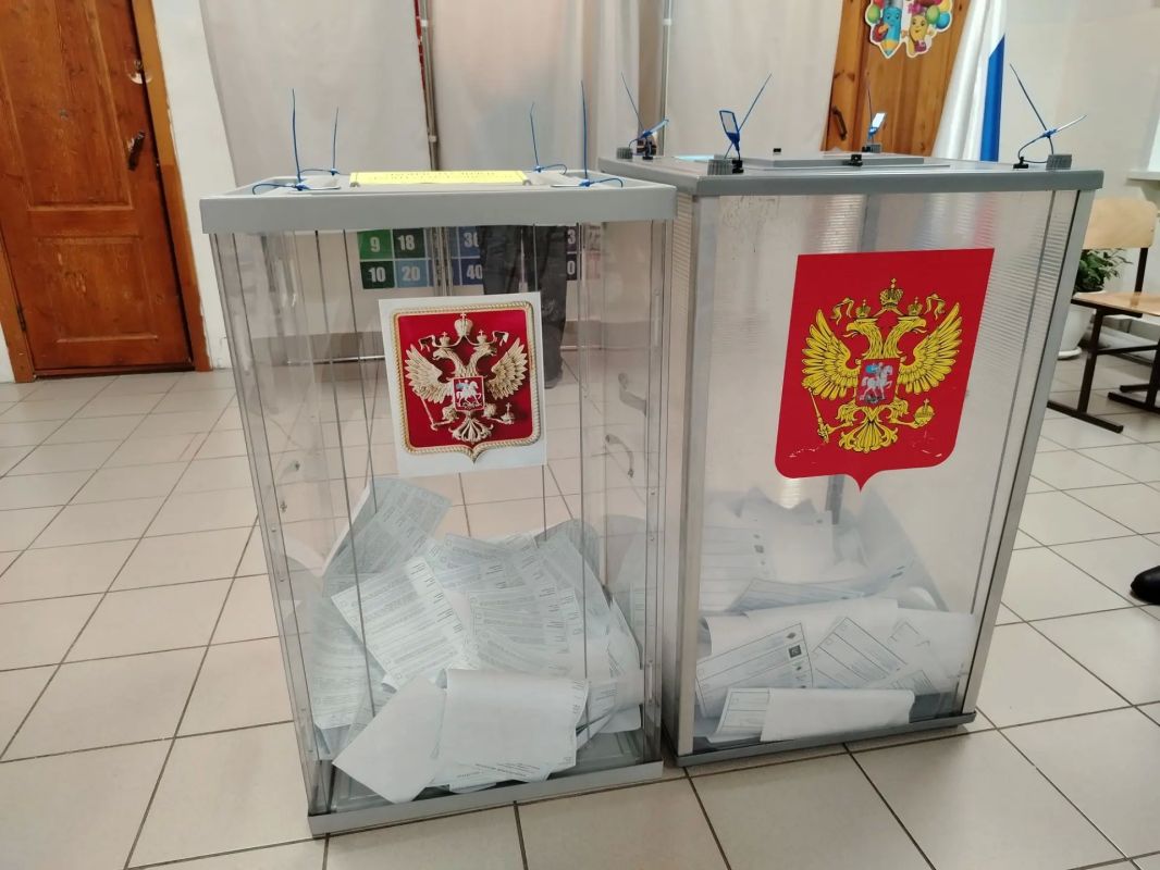Председатель Улан-Удэнского городского совета депутатов посетил все УИКи своего округа Размеренную работу УИК 706 г. Улан-Удэ, которая разместилась в здании средней школы 51, прервал визит председателя Улан-Удэнского... Председатель Улан-Удэнского городского совета депутатов посетил все УИКи своего округа Размеренную работу УИК 706 г. Улан-Удэ, которая разместилась в здании средней школы 51, прервал визит председателя Улан-Удэнского...