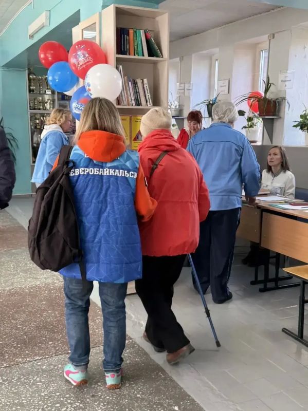 Волонтёры помогают избирателям на участках Республики Бурятия Волонтёры помогают избирателям на участках Республики Бурятия