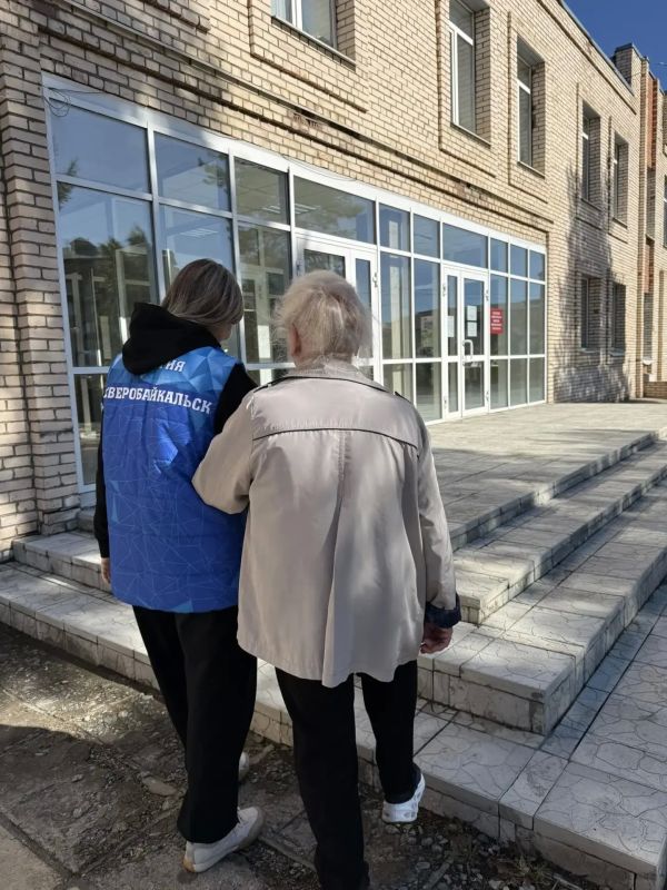 Волонтёры помогают избирателям на участках Республики Бурятия Волонтёры помогают избирателям на участках Республики Бурятия