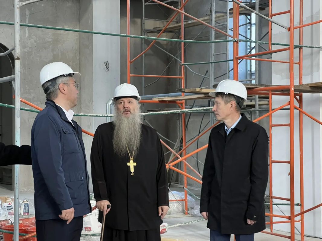 Глава Бурятии познакомился с ходом строительства Успенского кафедрального собора Глава Бурятии познакомился с ходом строительства Успенского кафедрального собора