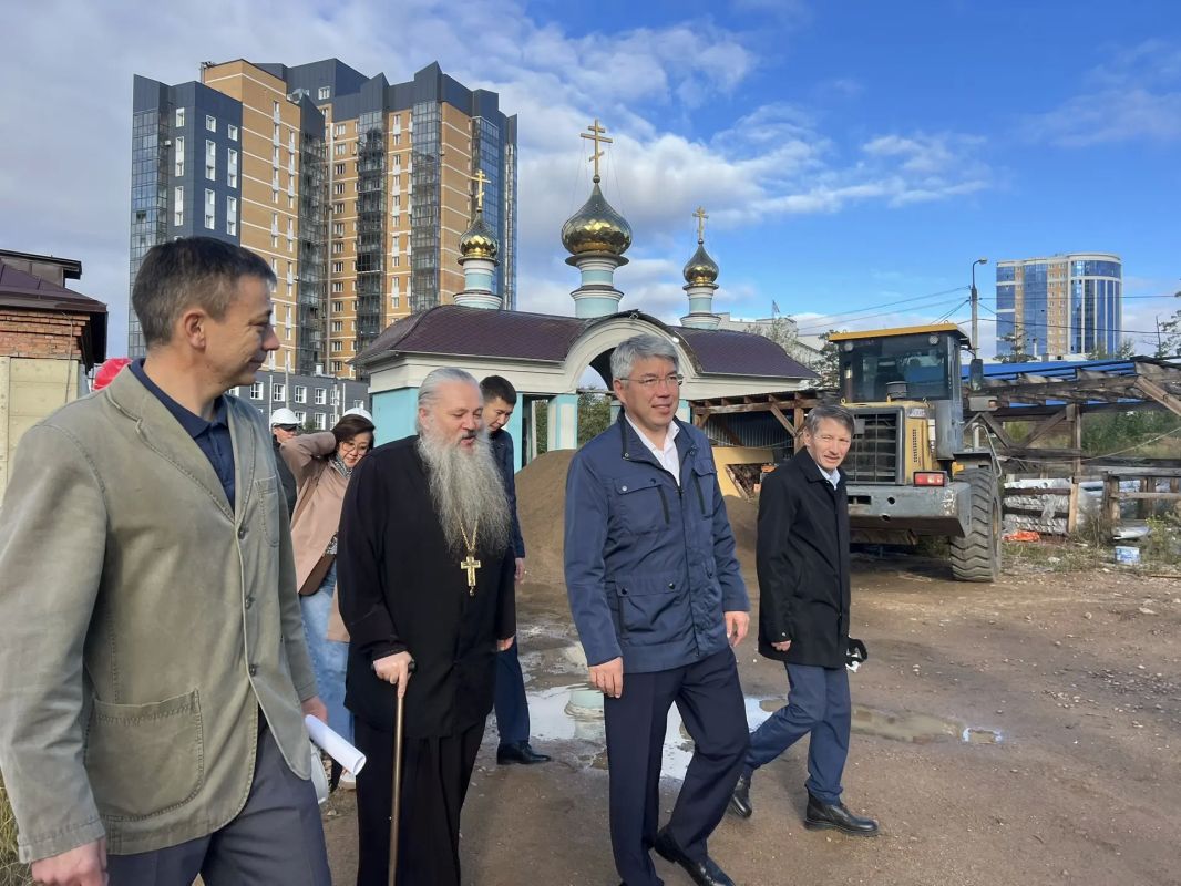 Глава Бурятии познакомился с ходом строительства Успенского кафедрального собора Глава Бурятии познакомился с ходом строительства Успенского кафедрального собора
